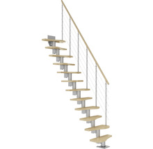 Trätrappa med metallräcke