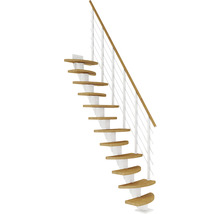 Spiraltrappa med trästeg och vit räcke