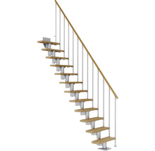 Trätrappa med metallräcke