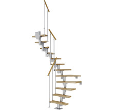 Spiraltrappa med trätrappsteg och metallkonstruktion.