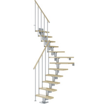 Spiraltrappa med trätrappsteg och metallräcke