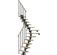 Spiraltrappa med trätsteg och metallräcke