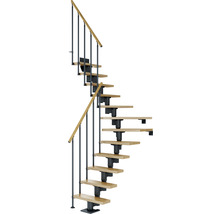 Spiraltrappa med trätrappsteg och metallräcke