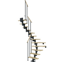 Spiraltrappa med trätrappsteg och metallräcke
