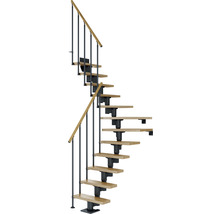 Spiraltrappa med trätrappsteg och metallräcke