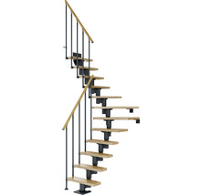 Spiraltrappa med trätsteg och metallräcke