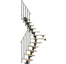 Spiraltrappa med trätrappsteg och räcke