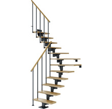 Spiraltrappa med trätrappsteg och metallräcke