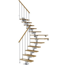Spiraltrappa med trästeg och metallräcke
