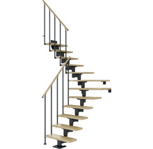 Spiraltrappa med trätrappsteg och metallräcke