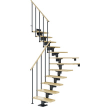 Spiraltrappa med trästeg och metallräcke