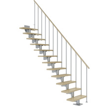 Trätrappa med metallräcke