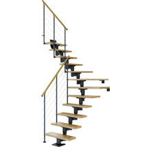 Spiraltrappa med trästeg och metallräcke