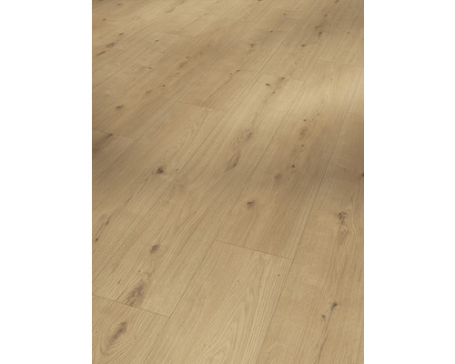 Installation av ljust laminatgolv med träutseende