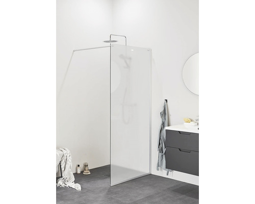 Badrum med duschvägg i glas, tvättställ och spegel