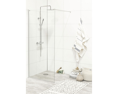 Badrum med dusch, handdukar, matta och korgar för badrumsartiklar