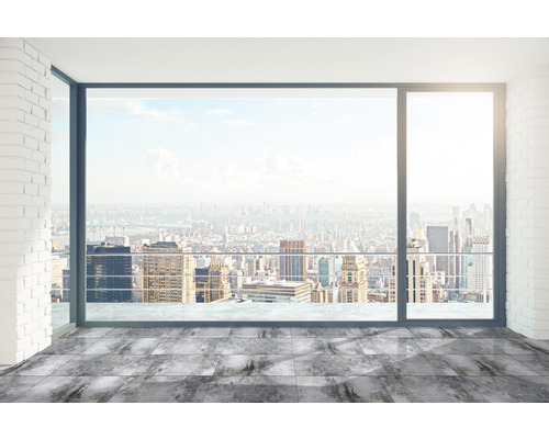 Ljust rum med klinkergolv, tegelvägg och panoramautsikt över staden