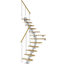 Spiraltrappa med trätrappsteg och metallräcke