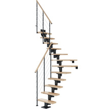 Utrymmesbesparande trappa med trätsteg och räcke med metallstänger