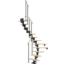 Spiraltrappa med trästeg och räcke