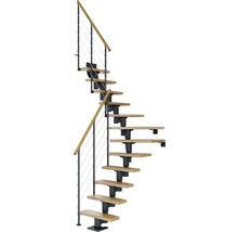 Spiraltrappa med trätrappsteg och metallräcke
