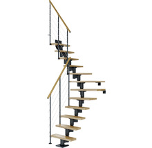 Spiraltrappa med trätrappsteg och metallräcke