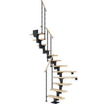 Spiraltrappa med trätrappsteg och metallräcke