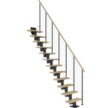 Trappa med trätrappsteg, metallräcke och handledare.