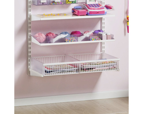 Hyllsystem på väggen med hyllor och förvaringskorgar fyllda med hantverksmaterial