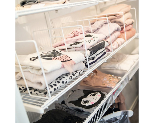 Garderob med vitt trådhyllsystem och vikta kläder