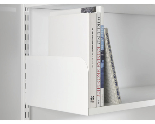 Vitt hyllsystem med böcker och hyllplan