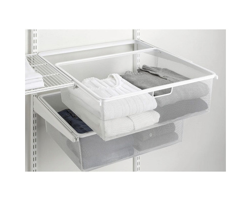 Trådkorgar med kläder i ett skåpssystem