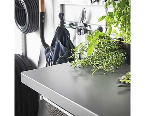 Detaljvy av en arbetsbänk med verktyg och växter