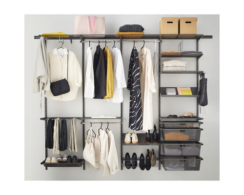 Öppet skåpsystem med kläder, skor, lådor och förvaringskorgar