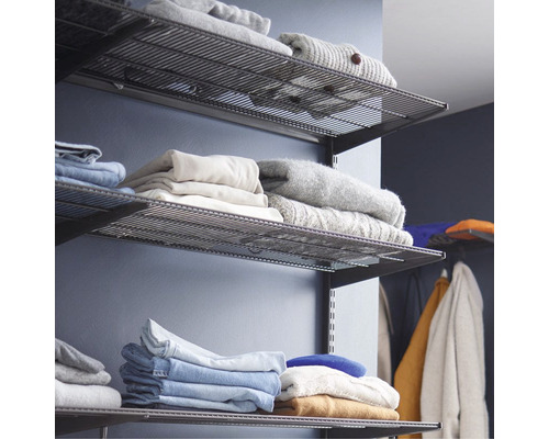 Trådhyllor med kläder i garderoben