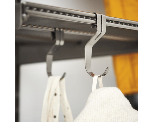 Metallkrok för att hänga föremål på en stång