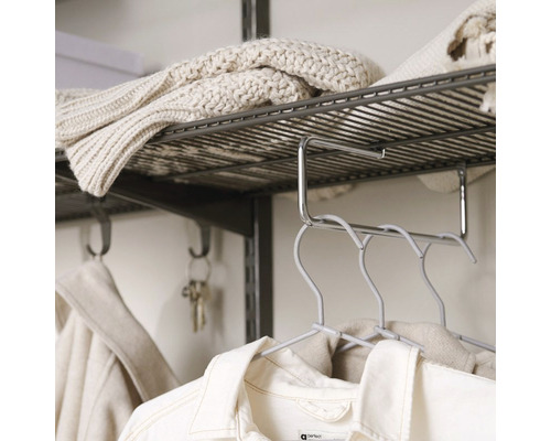 Garderobsorganisation med hylla, hängare och kläder