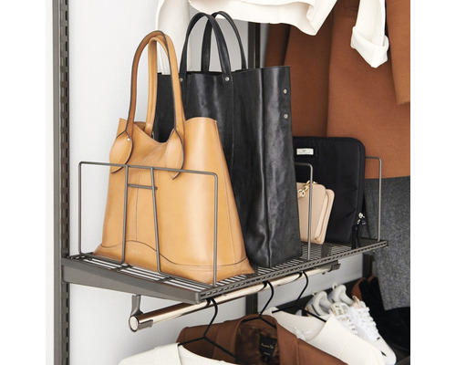 Skåpinredning med hyllor för förvaring av handväskor och accessoarer