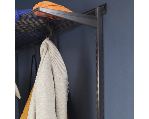 Detaljbild av ett hyllsystem med kläder och accessoarer