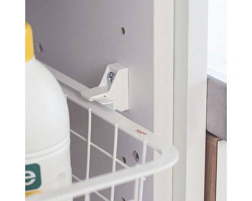 Detaljbild av en utdragbar korg med hållare i en möbel.