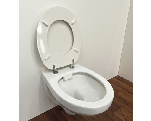 Vägghängd toalett med djup spoling, öppen spolkant och toalettsits