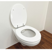 Vägghängd toalett med djup spolning och öppen toalettsits