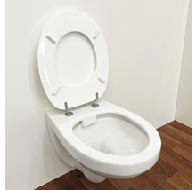 Vägghängd toalett med djup spolning, öppen spolkant och toalettsits