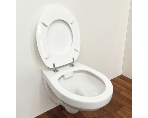 Vägghängd toalett med djup spolning, öppen spolkant och toalettsits