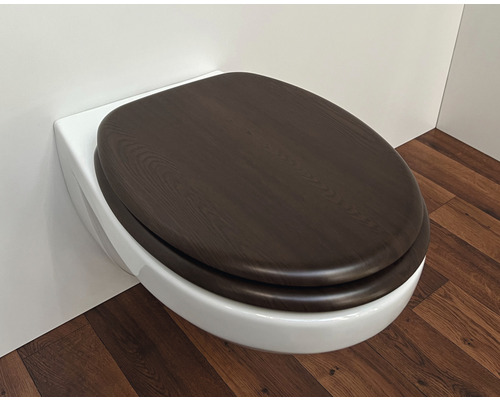 Vägghängd toalett med djupspolning och toalettsits i trä