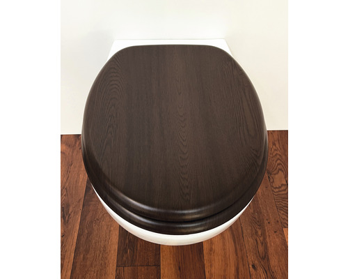 Toalettsits av trä på en toalett