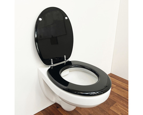 Vägghängd toalett med öppet toalettlock