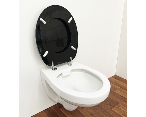 Vägghängd toalett med djup spolning, öppen spolkant och toalettsits