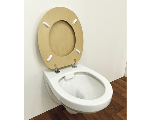 Vägghängd toalett med djup spoling och träsits