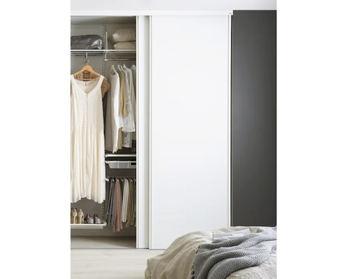 Öppen garderob med skjutdörrar och kläder i sovrummet.